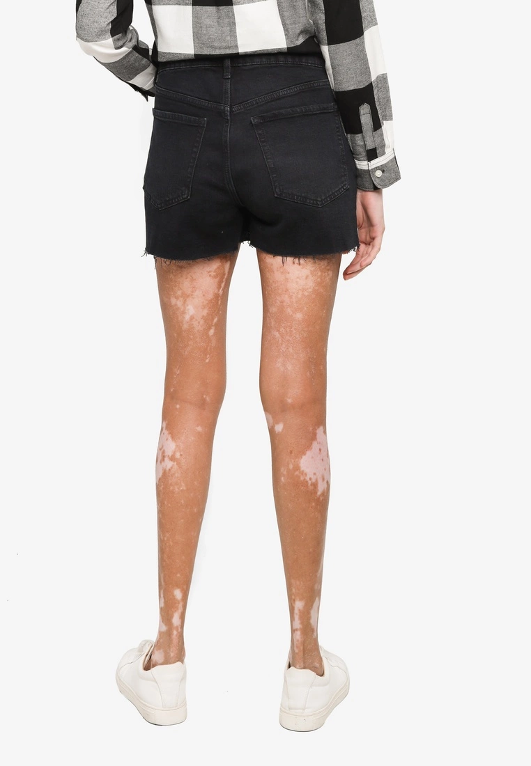 Old Navy Raw Hem Denim Short 4 Old Navy Raw Hem Denim Short - Billede 2