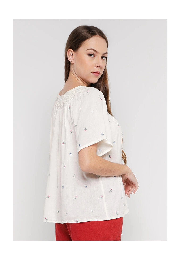 Old Navy Flutter Sleeves Smocked Embroidered Cutwork Swing Blouse 4 Old Navy Flutter Sleeves Smocked Embroidered Cutwork Swing Blouse - Billede 2