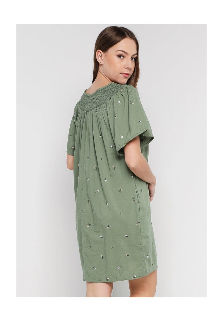 Old Navy Flutter Sleeves Smocked Floral Embroidered Mini Swing Dress 4 Old Navy Flutter Sleeves Smocked Floral Embroidered Mini Swing Dress - Billede 2