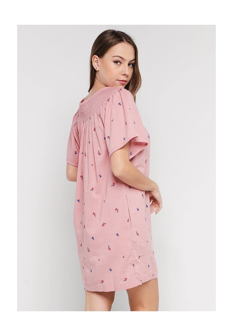 Old Navy Flutter Sleeves Smocked Floral Embroidered Mini Swing Dress 4 Old Navy Flutter Sleeves Smocked Floral Embroidered Mini Swing Dress - Billede 2