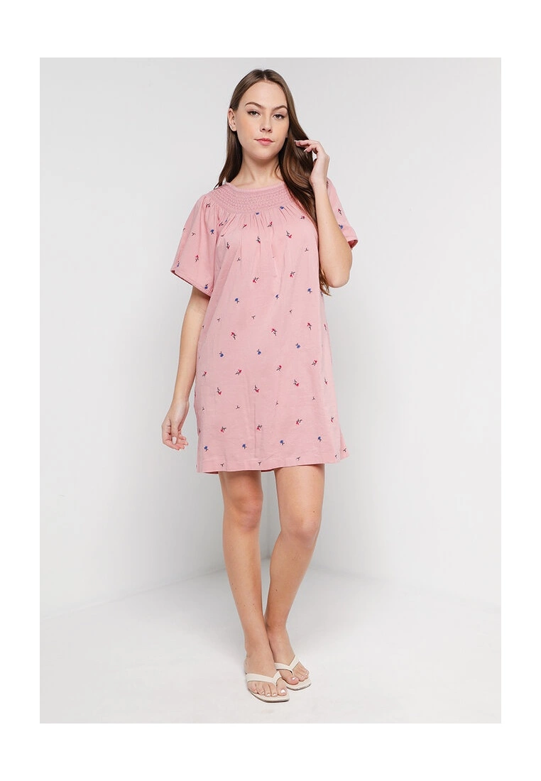 Old Navy Flutter Sleeves Smocked Floral Embroidered Mini Swing Dress 6 Old Navy Flutter Sleeves Smocked Floral Embroidered Mini Swing Dress - Billede 4